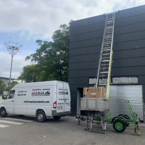 imgi_11_Camion-mudanzas-en-funcion-Mudanzas-LaBella-3-scaled