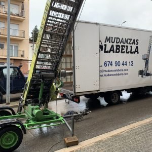 imgi_39_Camion-mudanzas-en-funcion-Mudanzas-LaBella-5-scaled